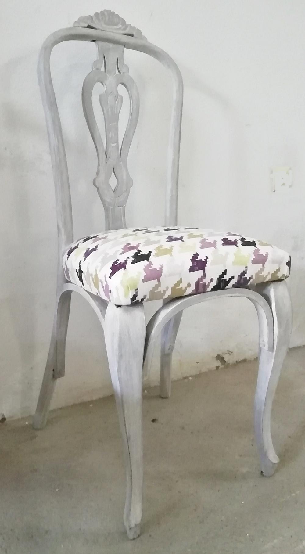 Cuatro sillas vintage en diferentes tonos pastel | Bohemian and chic